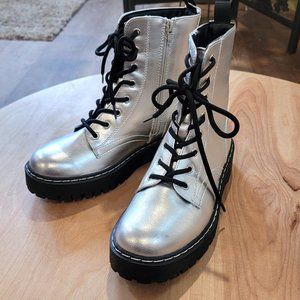 NWT Sincerely Jules  HARLEY -  Silver Metallic Combat Lace Up 7.5
